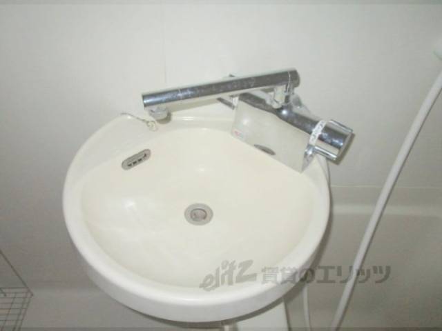 洗面所　２面窓で風通しもバッチリです。