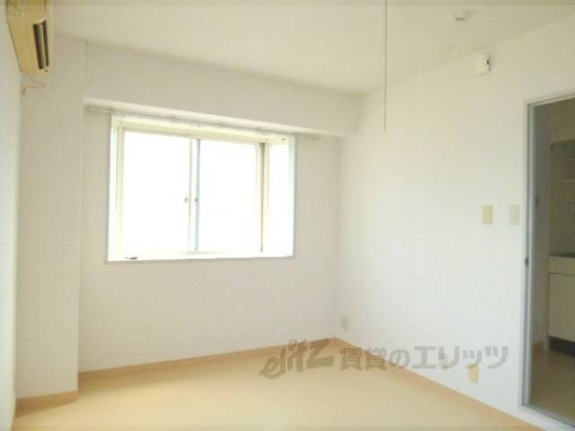 洋室　窓が二面あり明るいお部屋です。