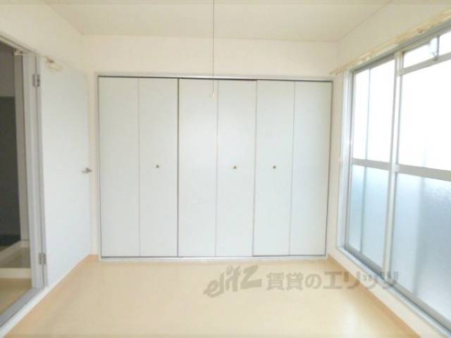 洋室　窓が二面あり明るいお部屋です。