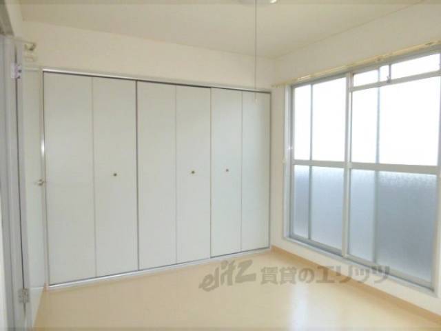 洋室　窓が二面あり明るいお部屋です。
