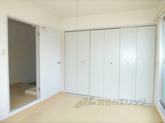 洋室　窓が二面あり明るいお部屋です。