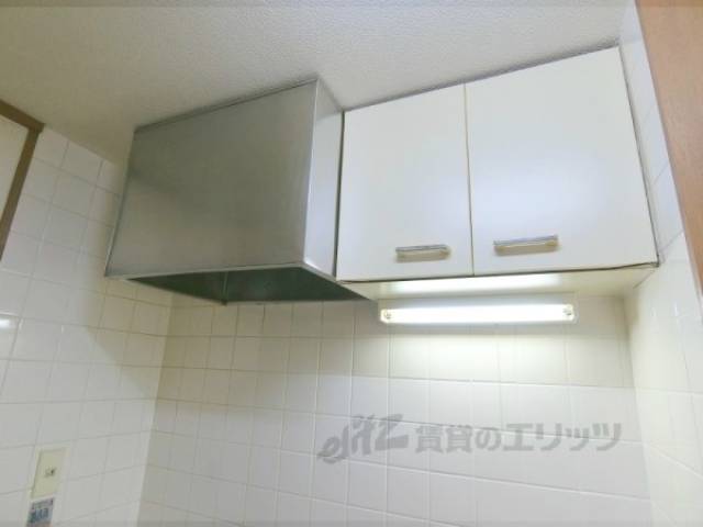 収納　キッチン上部