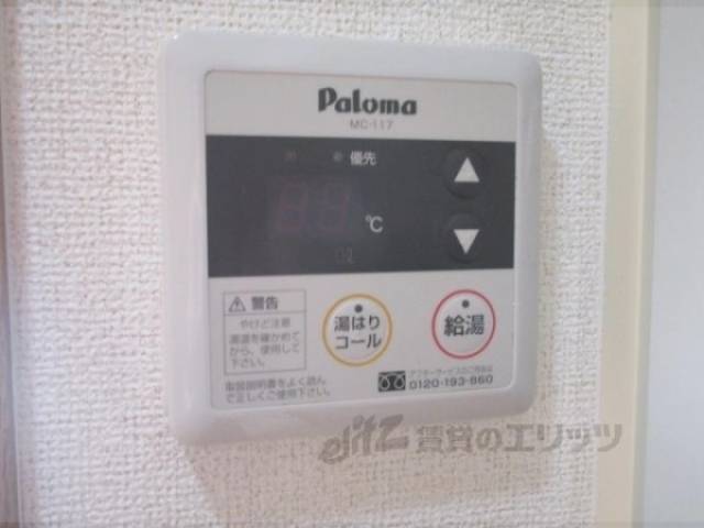 給湯器リモコン　収納棚の上部