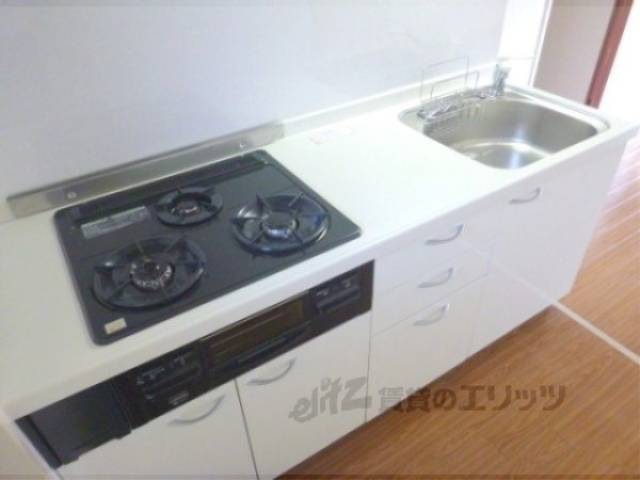 キッチン　３口コンロ付のシステムキッチン