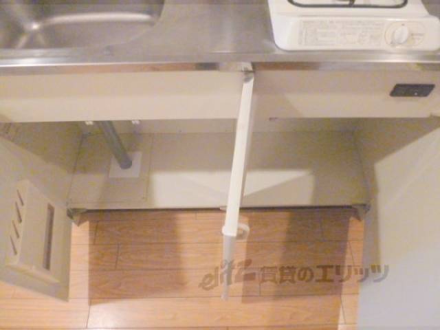 キッチン　収納棚の下部