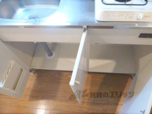 キッチン　収納棚の下部