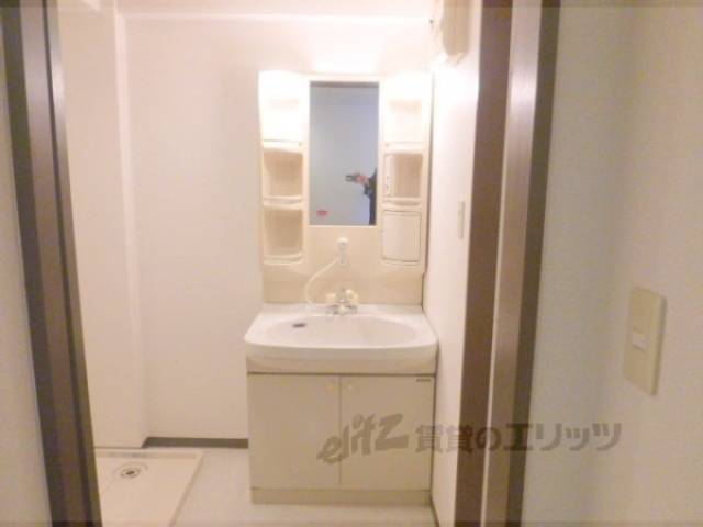 洗面所　照明が明るい洗面所です