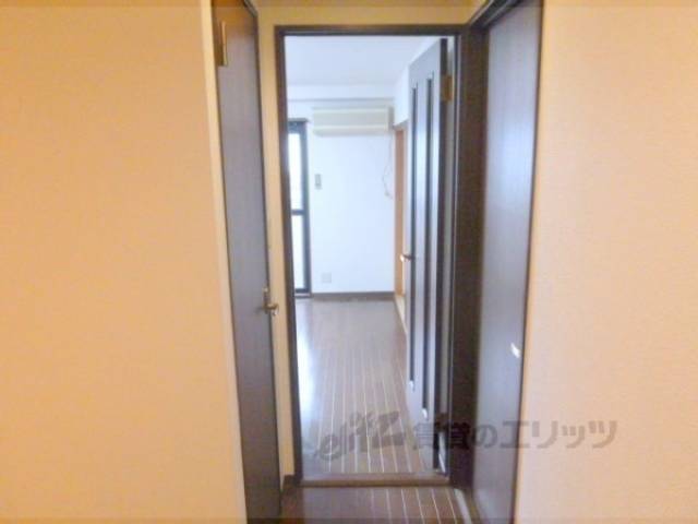 廊下　玄関からの様子