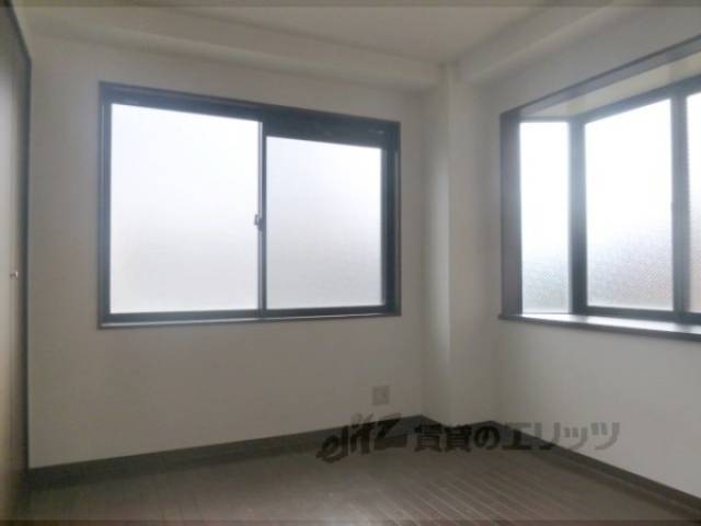 洋室　2面採光です