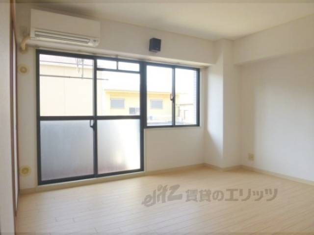 リビング　大きな窓で日当たりを確保