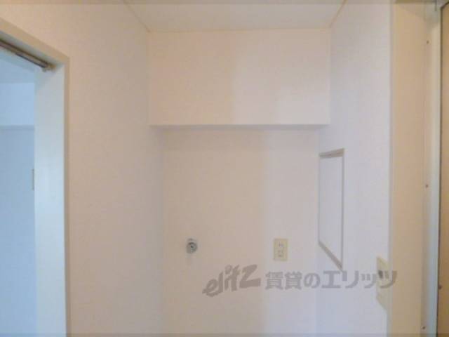 洗濯機置場　上段　嬉しい収納棚つき