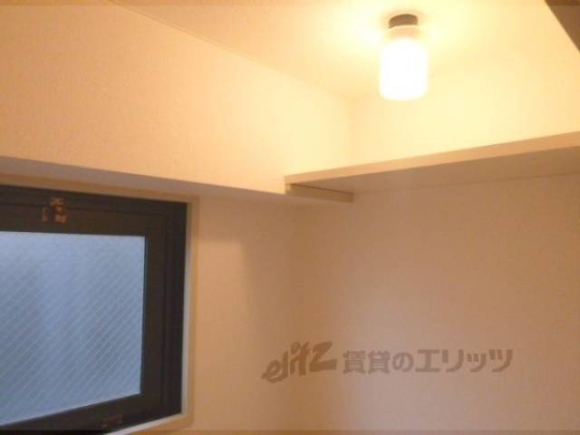 トイレ　上段　収納棚つき