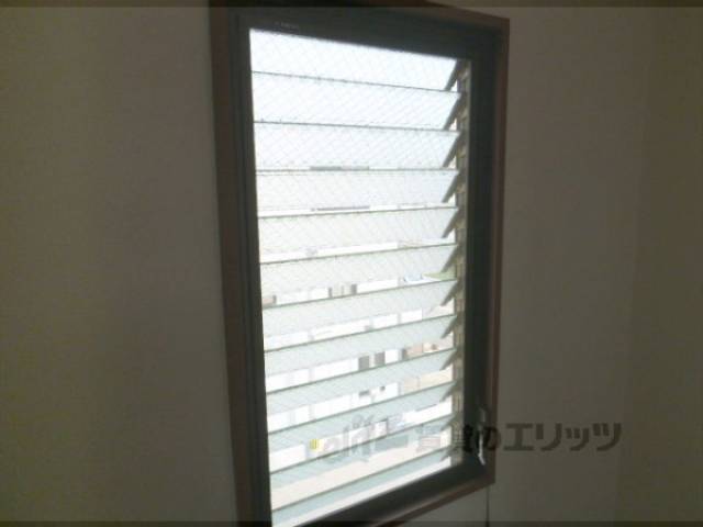 玄関　玄関横小窓