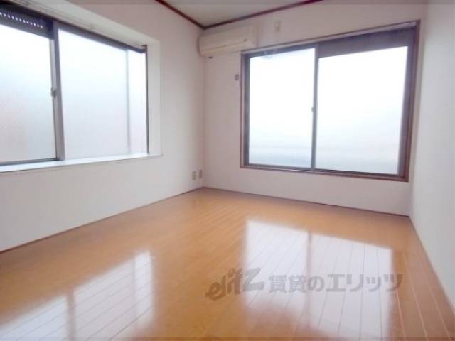 居室　大きな窓が2つあるので、明るいです。