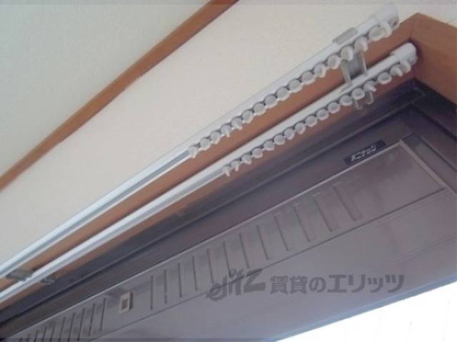 カーテンレール　バルコニー側。2本あります。