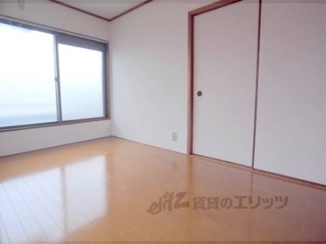 居室　綺麗なフローリングです。