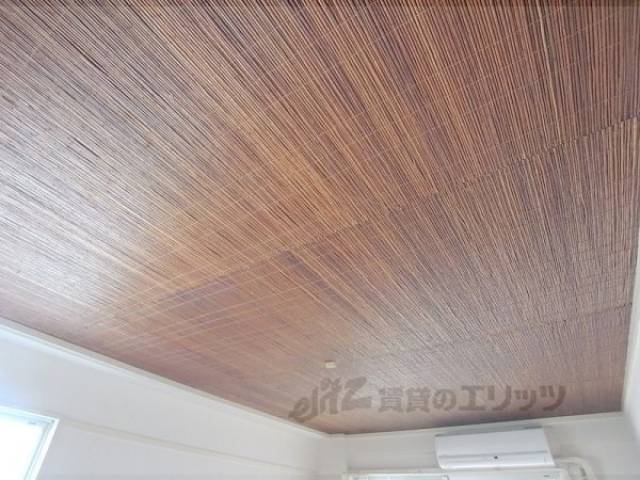 洋室　天井のアップ