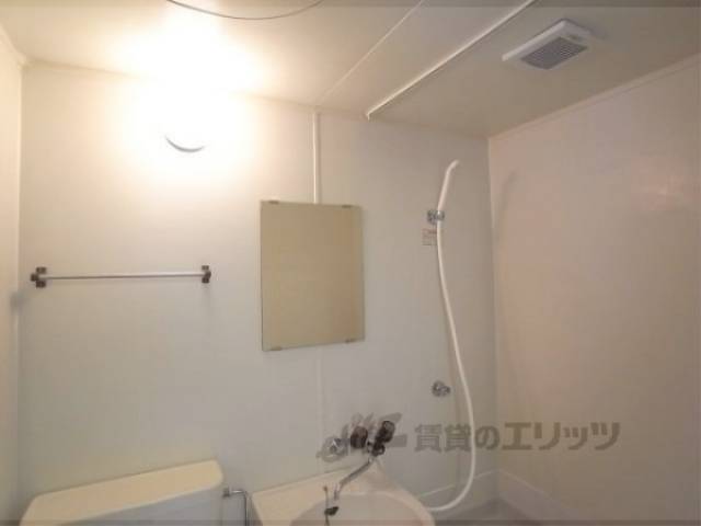 ユニットバス　鏡までついています