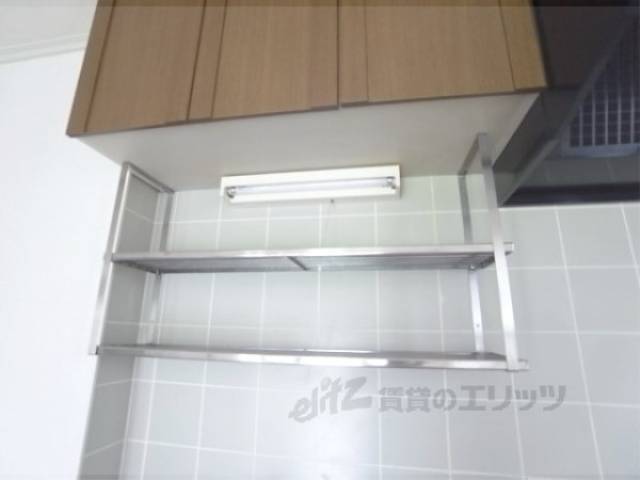 キッチン　食器類を置ける棚ついています