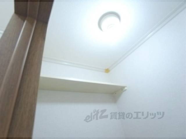 トイレ　トイレ後ろの上部に棚あります