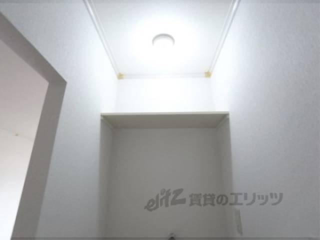 洗濯機置場　洗濯機置き場の上部に棚あります