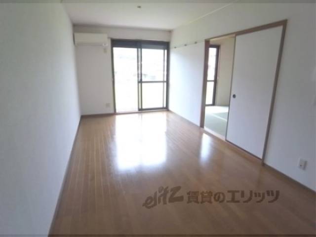 リビング　東向きのお部屋になります