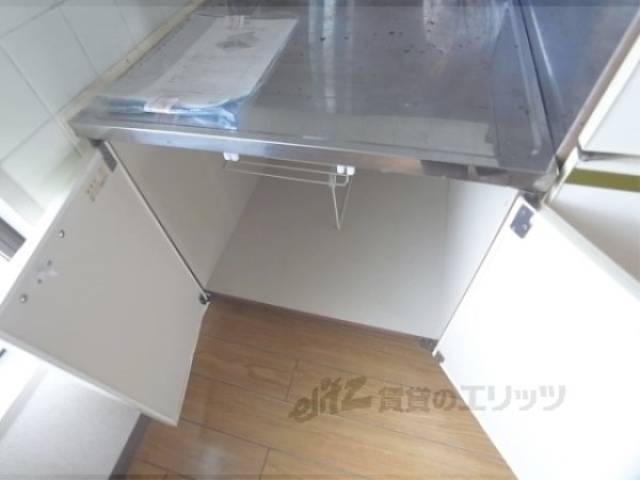 キッチン　コンロ下に収納できます