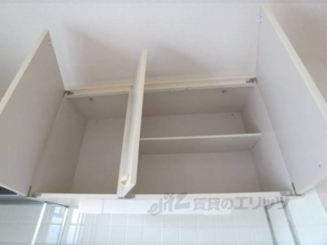 キッチン　上にも収納あります