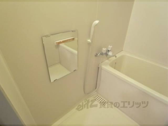 風呂　シャワー・鏡あります