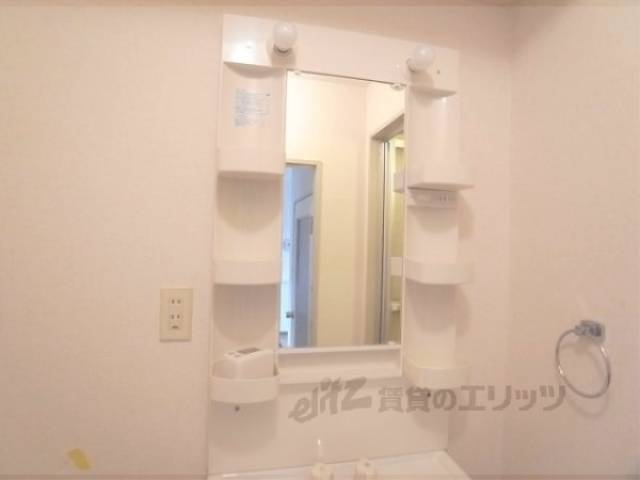 洗面所　鏡・棚あります