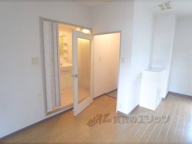 廊下　室内から玄関を見た様子です