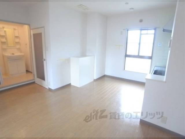 リビング　窓があるので明るいです