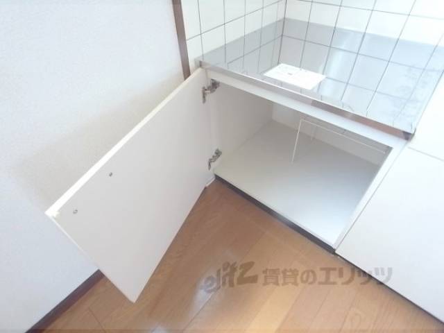キッチン　コンロ置き場下にも収納できます