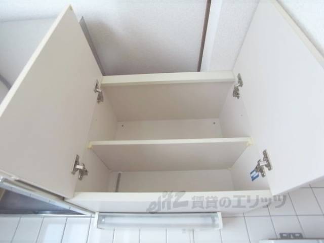 キッチン　食器類の収納に便利です