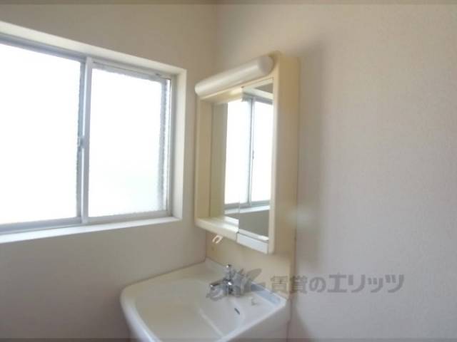 洗面所　鏡・棚あります