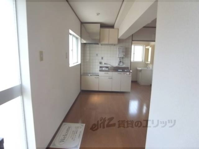 廊下　玄関からみた室内です