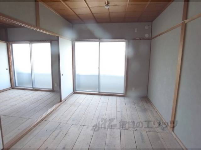 居室　すみません、床の張替え中です