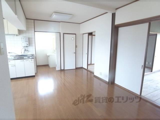 リビング　フローリングぴかぴかです