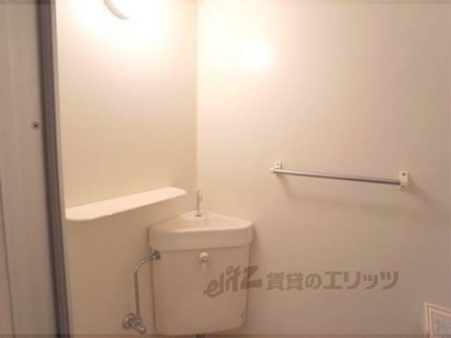 トイレ　棚についています