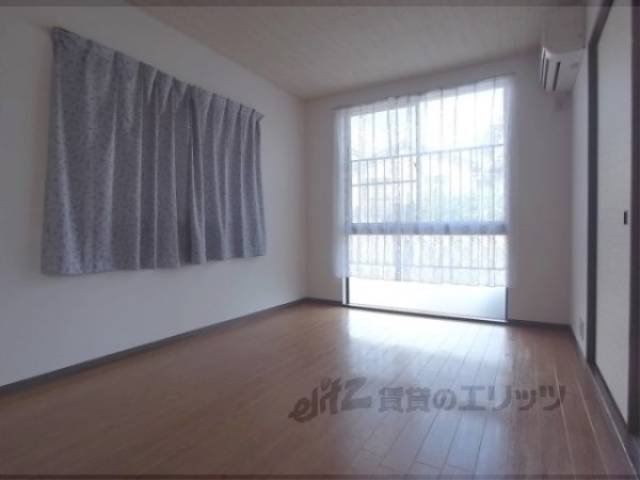 洋室 二面窓採光で明るいお部屋。