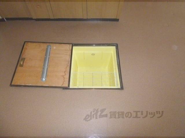 収納　リビング床下収納