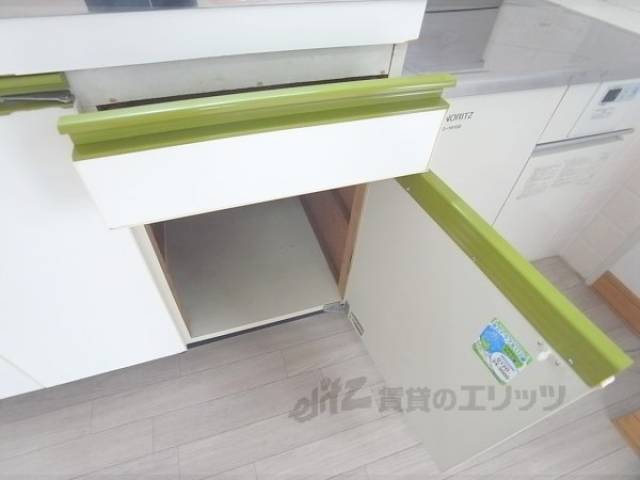 キッチン　下に収納あります