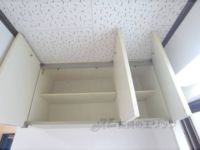 キッチン　上にも収納あります