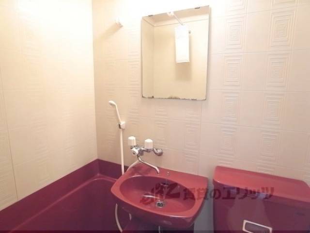 ユニットバス　シャワー・鏡・洗面台