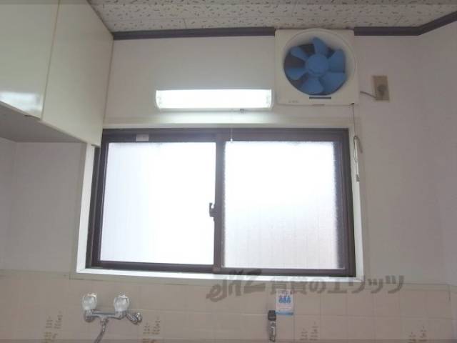 キッチンに採光・換気窓付いています