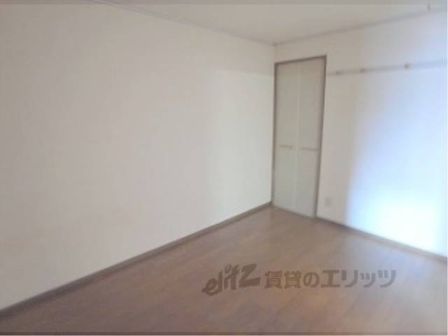 洋室　外壁改装中で今は日が入りません。