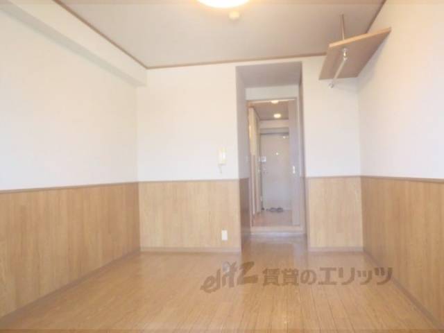 洋室　オシャレな腰壁のお部屋です！