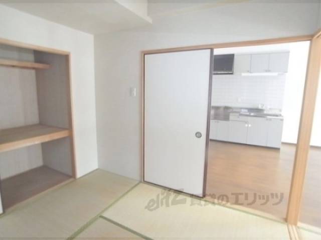 和室　南のお部屋から光が入ってきています