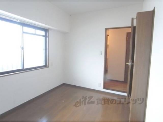 洋室　玄関横のお部屋になります