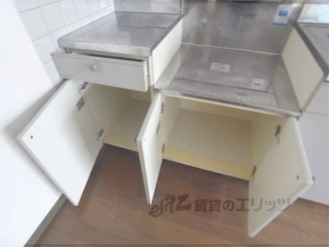 キッチン　調理器具などの収納が出来ます